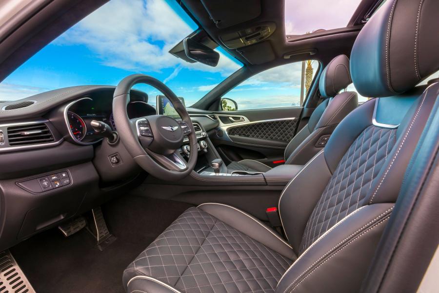 Интерьер Genesis G70 3.3T 2018 года  (NA) (фото 8 из 42)